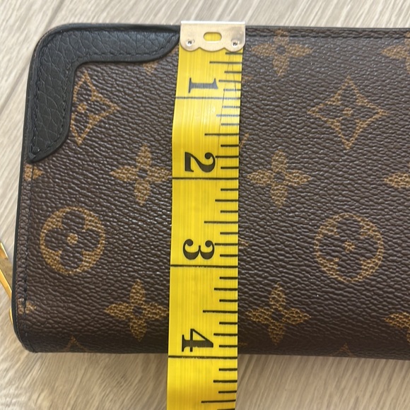 Louis Vuitton iconic logo zippy wallet - Picture 17 of 17